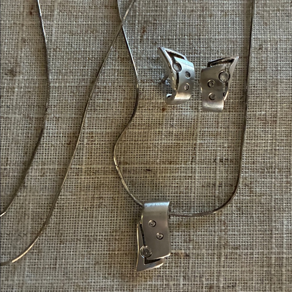 Elegant Silver 925 Necklace and Stud Earring Set
Clear Rhinestone - Picture 5 of 10